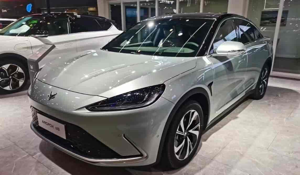 攬入多項(xiàng)行業(yè)大獎(jiǎng)，極狐汽車載譽(yù)首秀鄭州長沙雙城國際車展